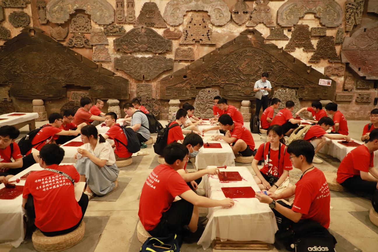 信科实践团在重庆璧山体验传统文化制作帆漆印版画