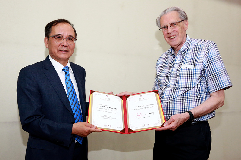 颁发聘书.jpg 颁发聘书.jpg